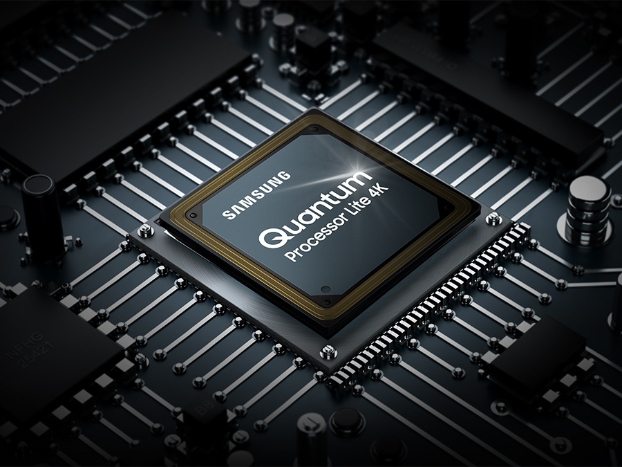 تظهر شريحة معالج تلفزيون QLED. ويمكن أيضاً رؤية شعار سامسونج وكذلك شعار معالج Quantum Lite 4K في الأعلى.