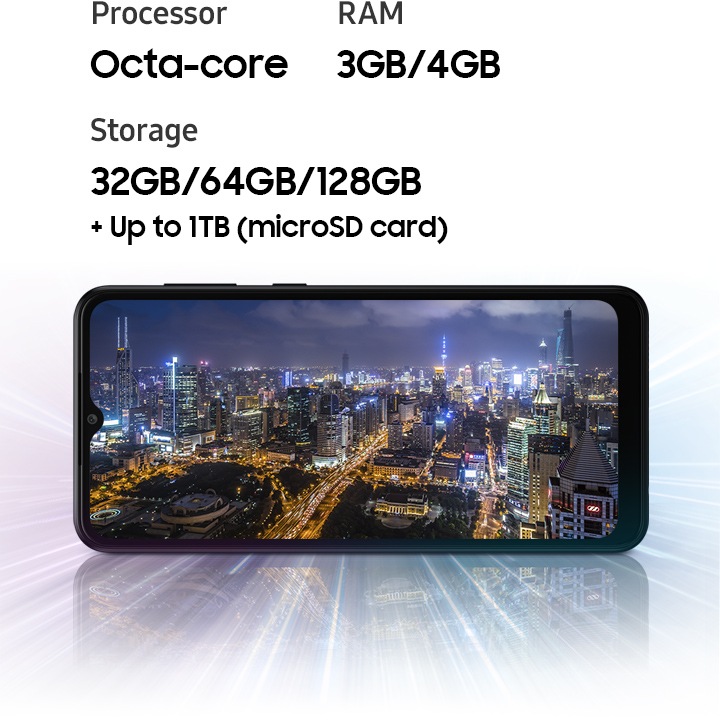 يعرض هاتف Galaxy A04 مشهداً للمدينة ليلاً في إشارة إلى أن الجهاز يوفر معالجاً ثماني النواة وذاكرة (RAM) بسعة 3 جيجابايت/4 جيجابايت ومساحة تخزين بسعة 32/64/128 جيجابايت مع إمكانية زيادة المساحة حتى 1 تيرابايت.