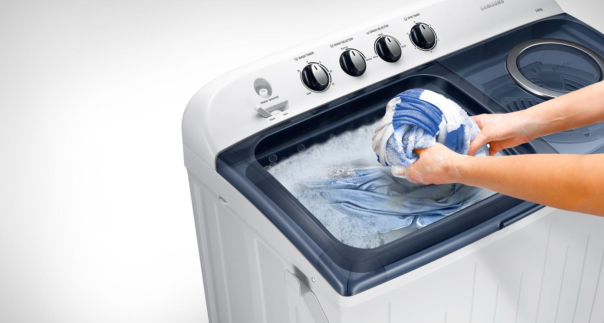 يقدم لك حوض الغسل المخصص سهل الاستخدام (EZ Wash TrayTM) مساحة مناسبة لغسل الملابس الرقيقة يدوياً والغسل المسبق للملابس شديدة الاتساخ، دون الحاجة إلى عناء البحث عن مكان منفصل عن الغسالة أو الانحناء أمام صنبور المياه.