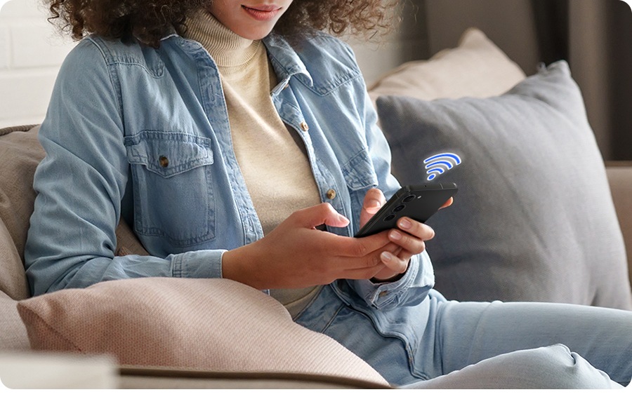 يستخدم شخص تطبيق SmartThings على هاتف ذكي عن طريق توصيل شبكة Wi-Fi، ويتم تمكين Auto Cycle Link تلقائياً لدورة تجفيف مثالية.