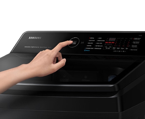 يتحكم شخص في لوحة التحكم الخلفية.