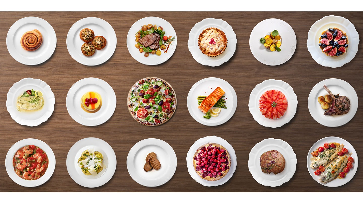 تُظهر اللقطة مجموعة متنوعة من الأطعمة مثل، شرائح اللحم والبيتزا والأسماك والحلويات.