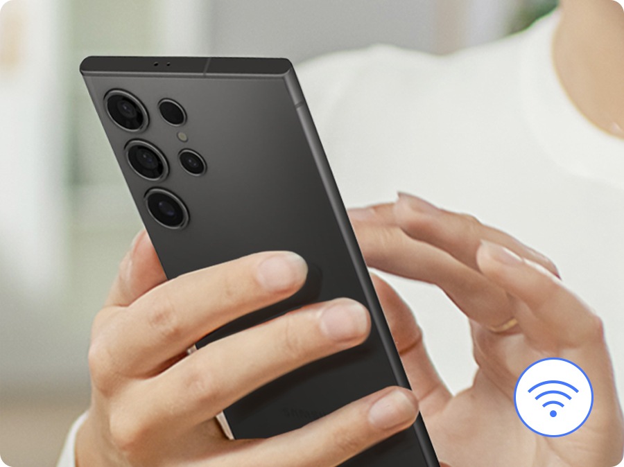 شخص يتحكم في الثلاجة عن بُعد عن طريق الهاتف الذكي وشبك wi-fi.