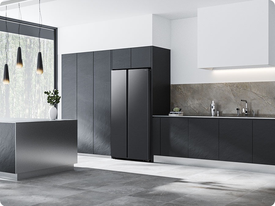 الثلاجة مدمجة مع الخزائن لإضفاء مظهر متناغم.