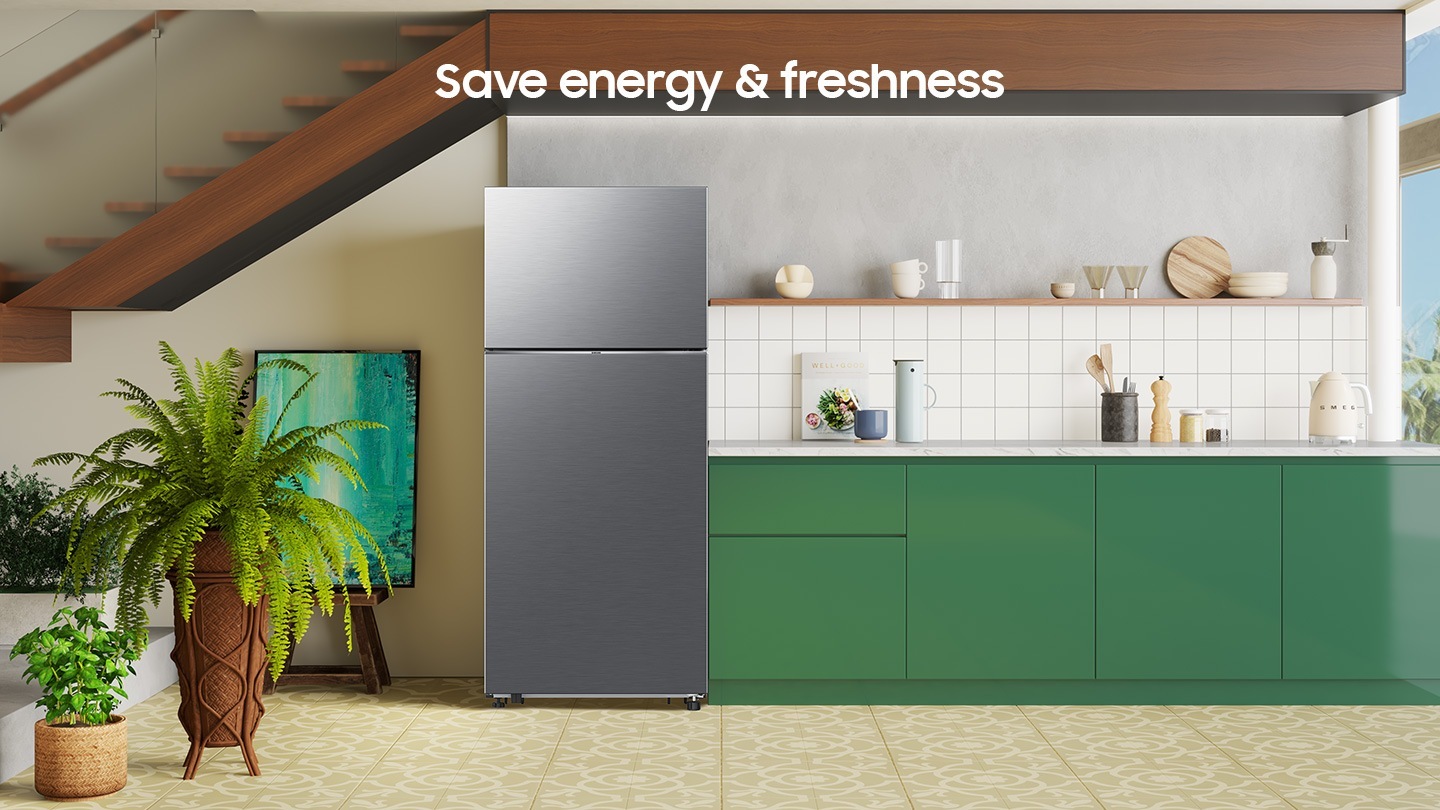 وفر الطاقة وانعم بطراوة الطعام. تظهر الثلاجة وهي مركّبة في المطبخ.