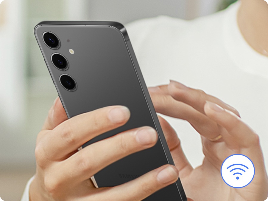 شخص يتحكم في الثلاجة عن بُعد عن طريق الهاتف الذكي وشبكة wi-fi.