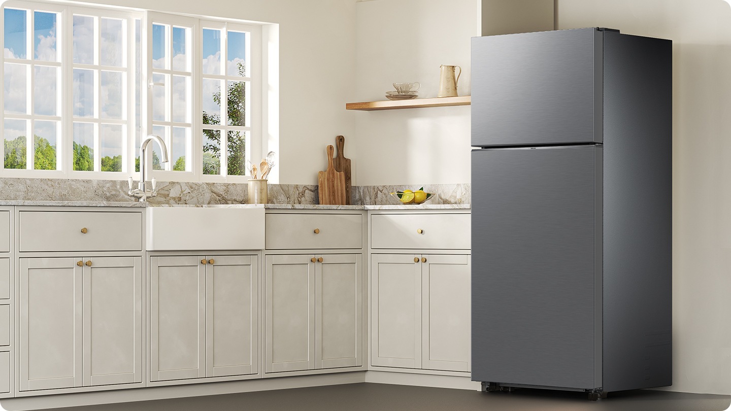 يضفي المظهر الخارجي الأنيق للثلاجة على المطبخ الحديث شكلاً مرتباً بلمسة نهائية مسطحة.
