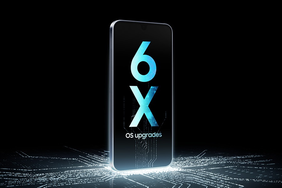 يقف جهاز Galaxy A16 قائماً فوق الجزء العلوي من دائرة شريحة معالج ذات لون متألق وتستمر أعلى الشاشة والتي تظهر عليها كلمة “6X OS upgrades” (6 ترقيات لنظام التشغيل).