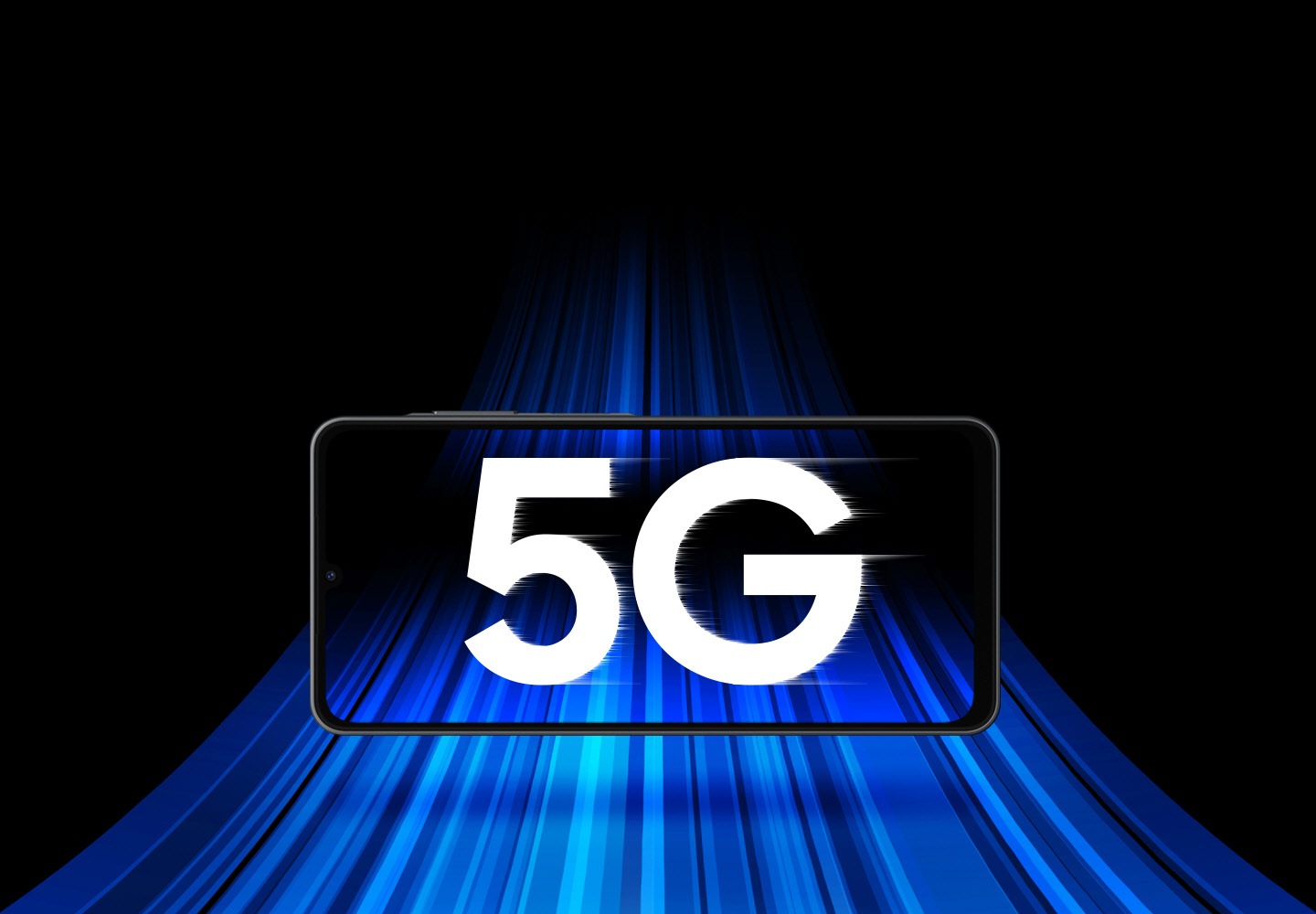 تظهر كلمة 5G ضمن نص كبير على شاشة هاتف Galaxy A06 5G مع خطوط متحركة. وفي خلفية الصورة، تمتد الخطوط المتحركة بلونها الأزرق النيون خلف الشاشة وعبرها، وهو ما يشير إلى السرعة. 