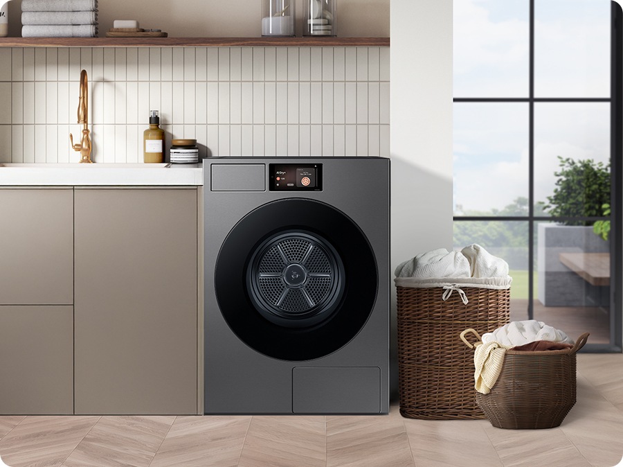 تم تثبيت مجفف في غرفة مرافق حديثة ، بجانب حوض مع سلتين كاملتين للغسيل بالقرب.