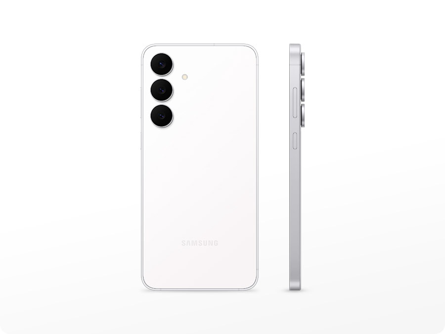 هاتفان Galaxy S25 FE يقفان جنباً إلى جنب. الهاتف الأبيض على اليسار يظهر من جهته الخلفية، أما الهاتف على اليمين فيظهر من جانبه الأيسر.