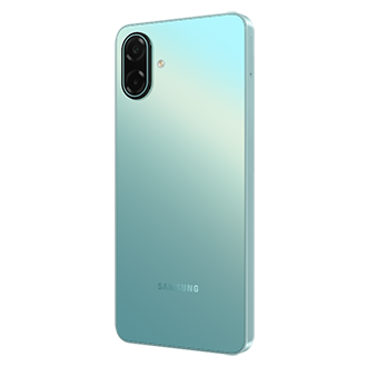 هاتف Galaxy A07 5G من الخلف بزاوية 30 درجة لليمين باللون الأخضر الفاتح