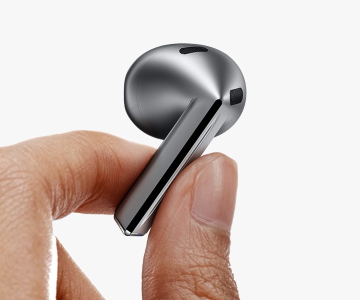 Pinch Control: A finger pinches the blade of a single, colored Galaxy Buds3 earbud.