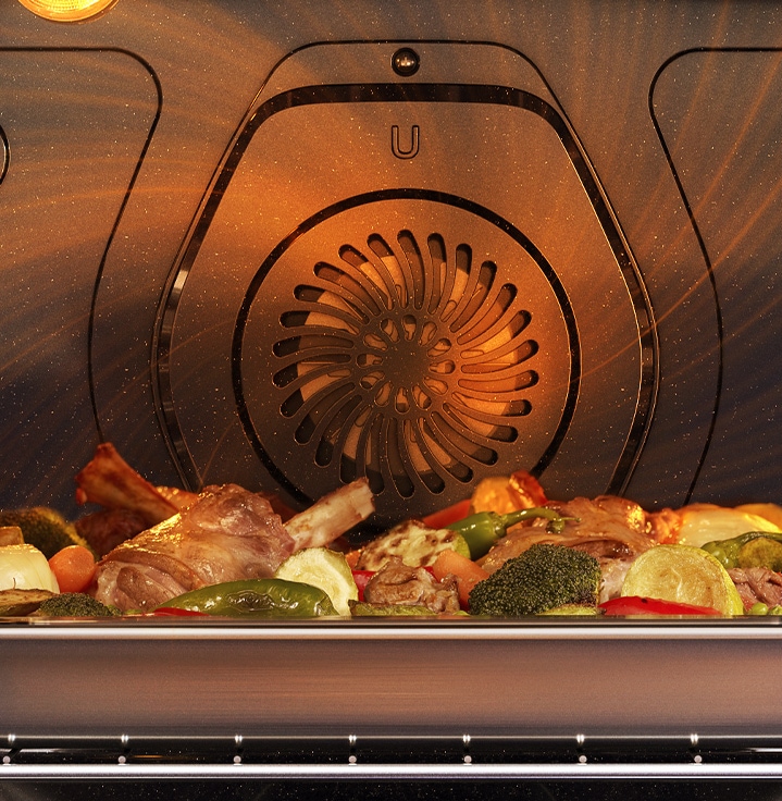 Ventilador de convección del horno con comida asándose