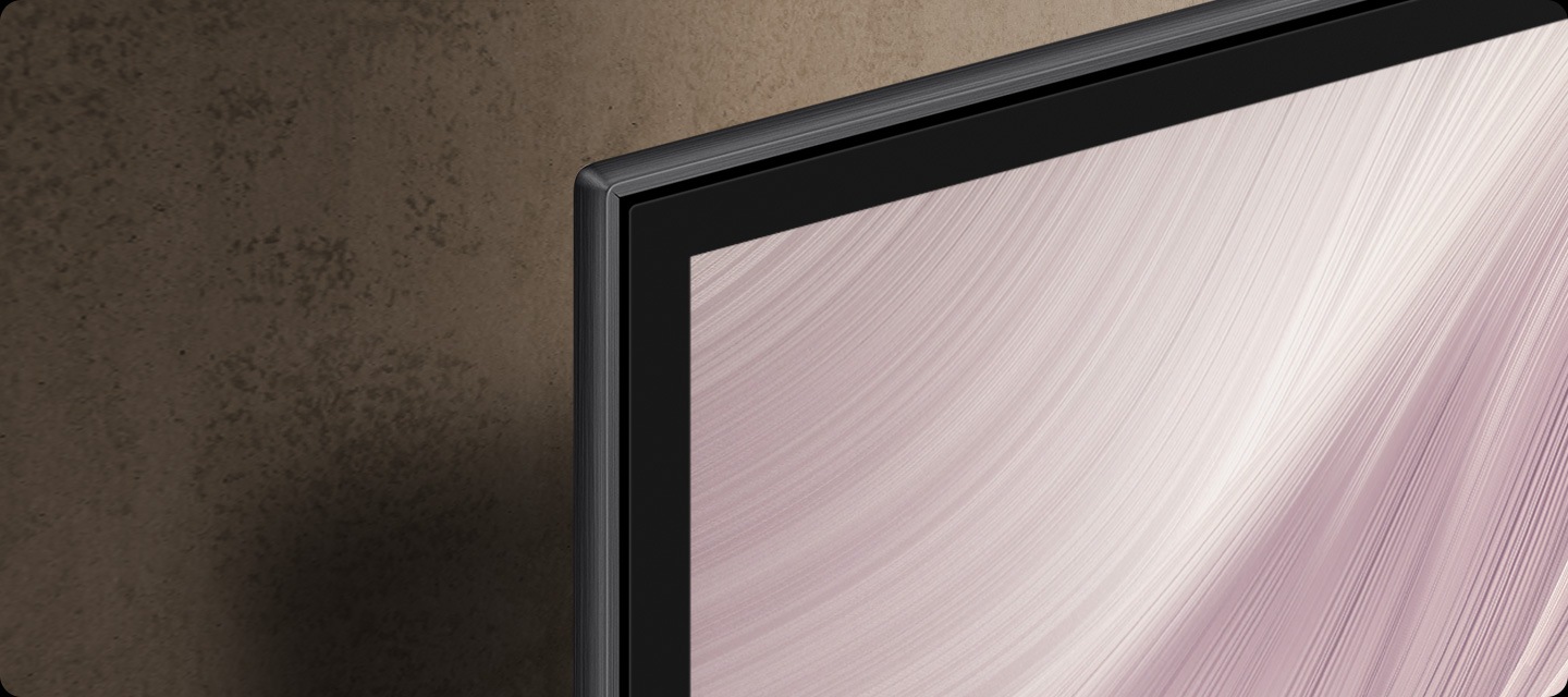 Изображение фокусируется на тонкой минималистичной рамке OLED-ЭКРАНА Samsung, а затем переключается на подставку. Камера перемещается под углом сбоку и меняет форму подсветки телевизора. Телевизор поворачивается, и теперь его показывают спереди, с более абстрактным изображением, в котором слои белого и фиолетового сливаются воедино, а блики получаются полноцветными и резко контрастирующими.