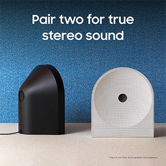 Två Music Studio 5 i svart, stående på ett bord. Med texten "Para ihop två för äkta stereoljud".