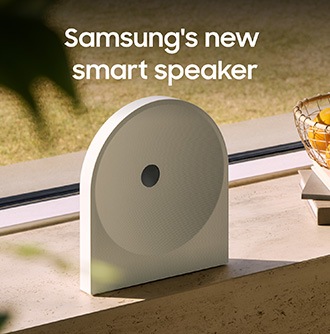 Vit Music Studio 5-högtalare står på fönsterbrädan. Med texten "Samsungs nya smarta högtalare".