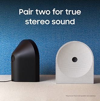Två Music Studio 5 i svart, stående på ett bord. Med texten "Para ihop två för äkta stereoljud".