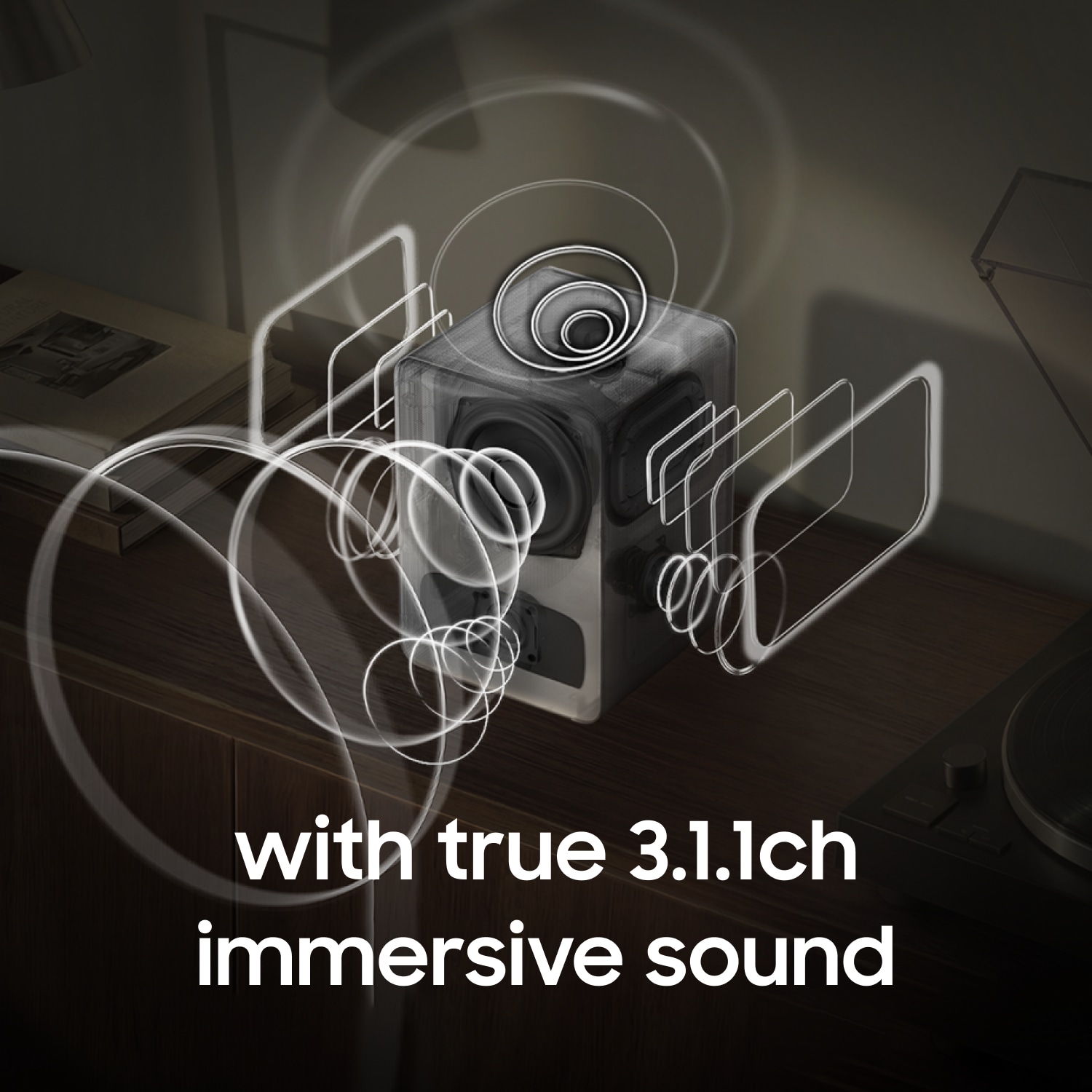 Music Studio 7-högtalare som skickar ljudvågor framåt, utåt och uppåt för att illustrera dess 3.1.1-kanaliga arkitektur. En text som säger "med äkta 3.1.1-kanaligt immersivt ljud". AI-genererad bild.