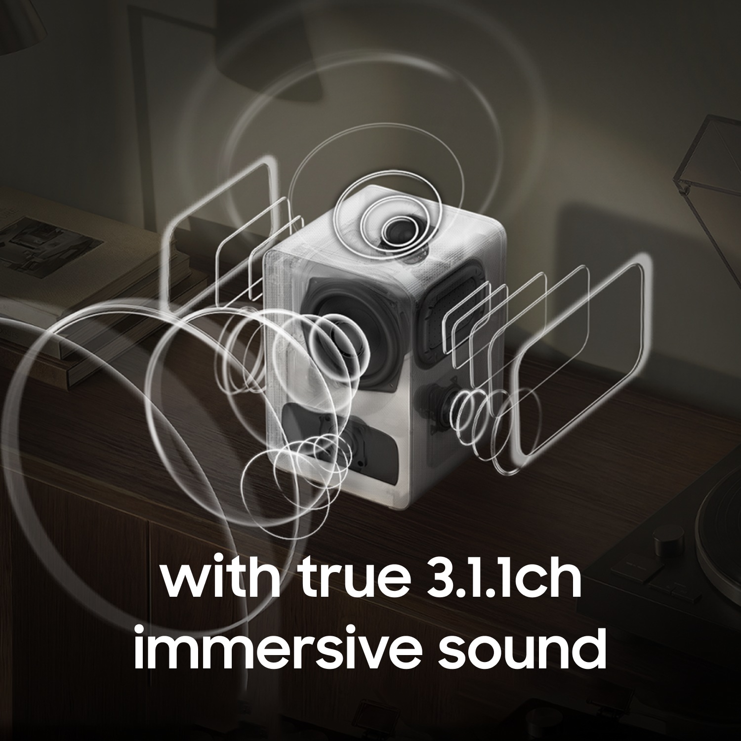 Music Studio 7-högtalare som skickar ljudvågor framåt, utåt och uppåt för att illustrera dess 3.1.1-kanaliga arkitektur. En text som säger "med äkta 3.1.1-kanaligt immersivt ljud". AI-genererad bild.