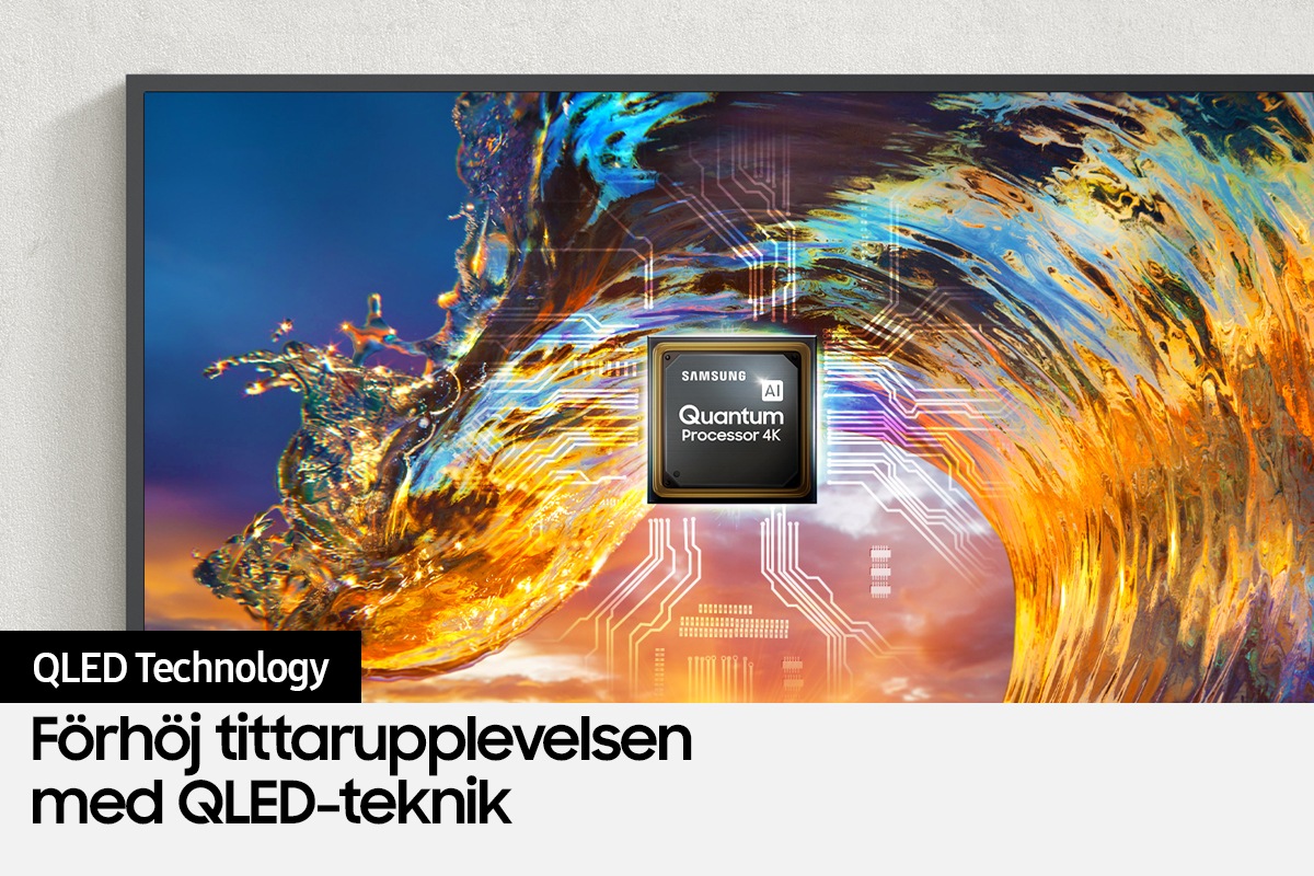 The Frame-skärmen visar en QLED 4K-upplöst bild av en havsvåg i solnedgång. Simulerat för att visas bakom bilden är en hårdvarugrafik föreställande en processor på vilken man ser loggorna för Samsung och AI Quantum Processor 4K.