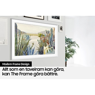 The Frame TV har monterats på väggen i ett hem och dess moderna ramdesign smälter in bland de övriga tavelramarna på väggen.