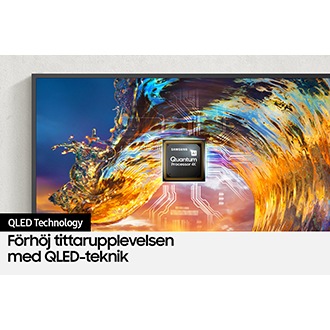 The Frame-skärmen visar en QLED 4K-upplöst bild av en havsvåg i solnedgång. Simulerat för att visas bakom bilden är en hårdvarugrafik föreställande en processor på vilken man ser loggorna för Samsung och AI Quantum Processor 4K.