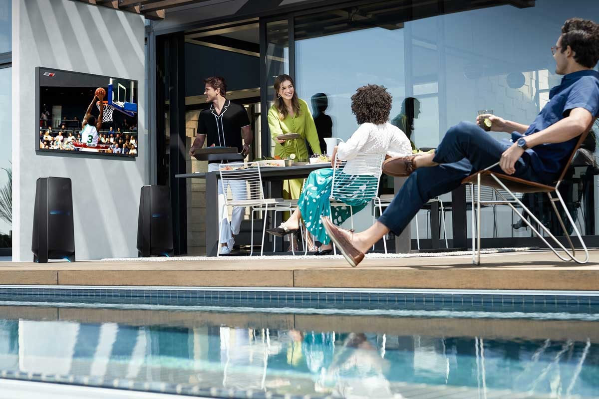 The Terrace med väderbeständig hållbarhet och antireflex hänger på verandan