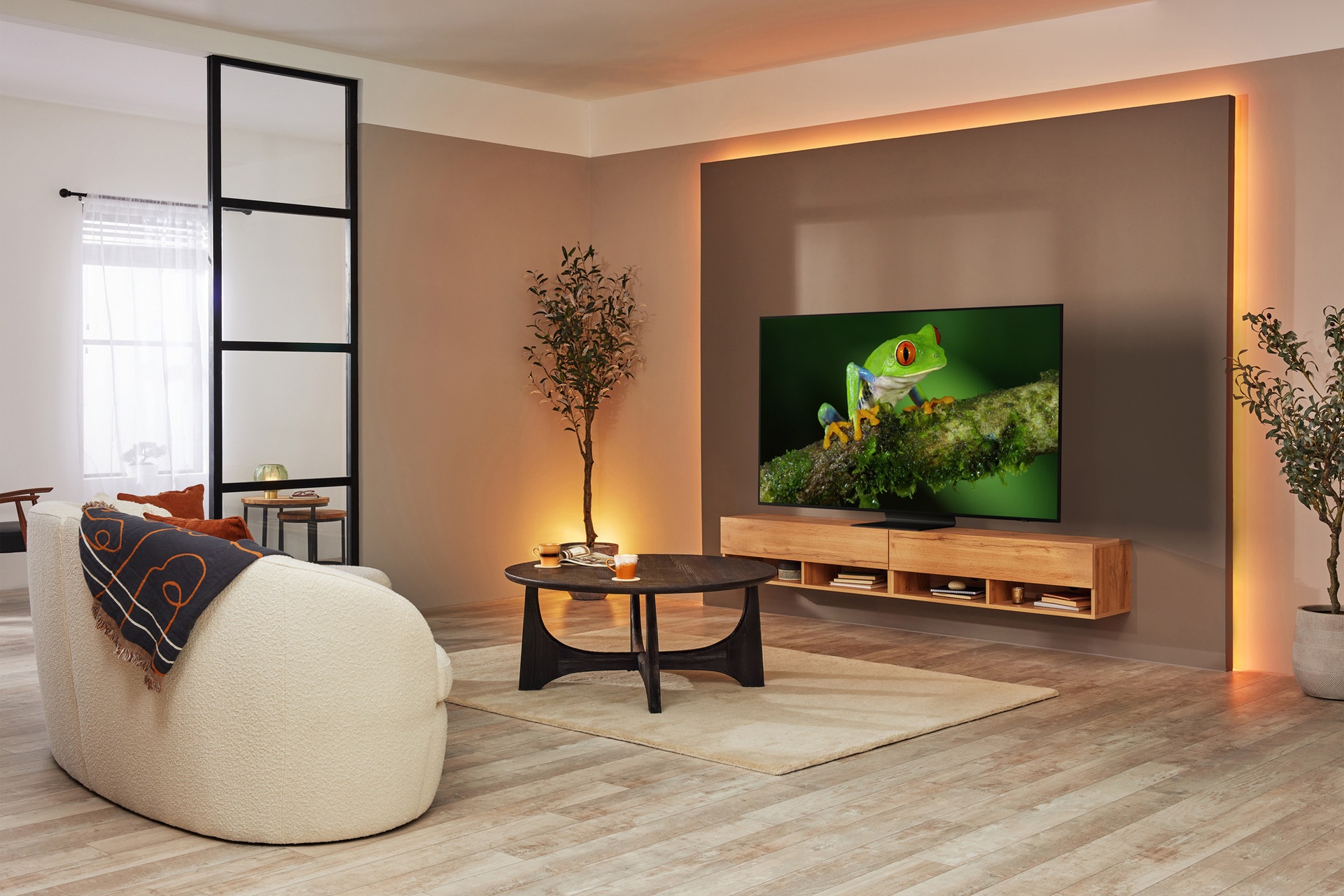 Neo QLED QN90B TV Lifestyle Feature Image 1 (jpeg)
