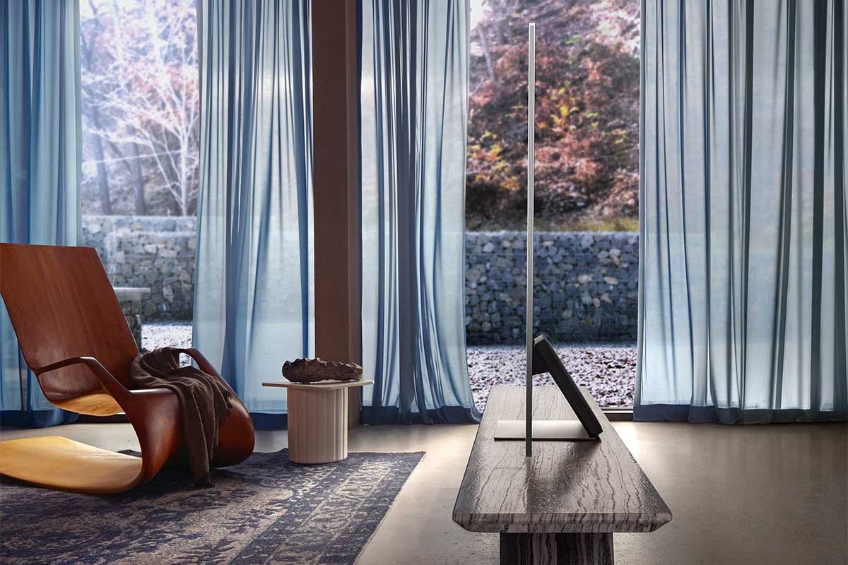 Samsung QLED 8K QN900A visar Infinity One Design med stativ