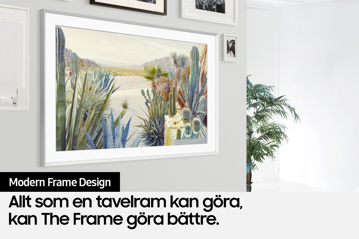 The Frame TV har monterats på väggen i ett hem och dess moderna ramdesign smälter in bland de övriga tavelramarna på väggen.