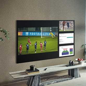 Samsugn QLED QN800A hänger på väggen och visar Multi View