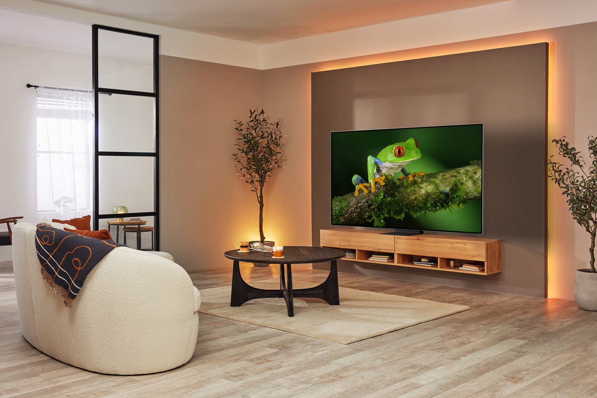 Neo QLED QN800B TV Lifestyle Feature Image 1