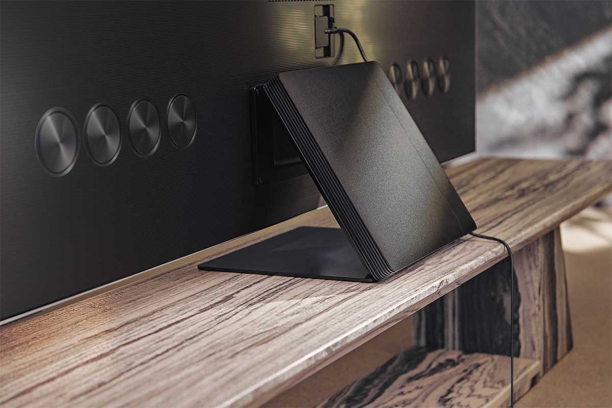Samsung QLED QN800A står på en bänk och visar one connect kabeln