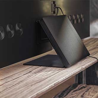 Samsung QLED QN800A står på en bänk och visar one connect kabeln