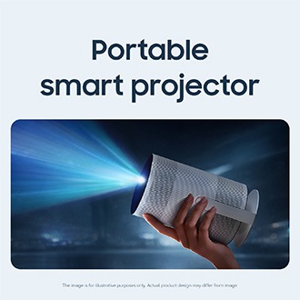 En hand som håller en kompakt Samsung The Freestyle+ med en blå ljusstråle, ventilerat hölje och stativ mot en mörk bakgrund.