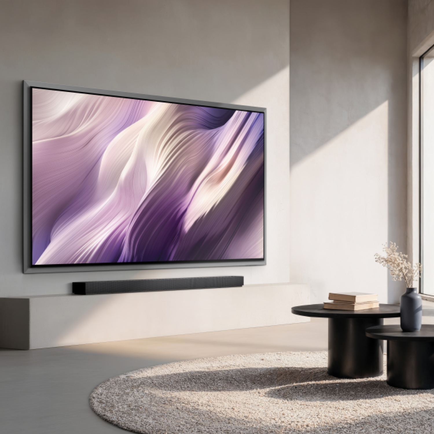 Perspektivvy av en väggmonterad Samsung OLED‑TV som visar mjuka abstrakta bilder i ett ljust, minimalistiskt vardagsrum.