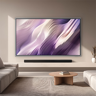 Samsung OLED‑TV monterad på väggen i ett minimalistiskt vardagsrum, med mjuka abstrakta bilder som smälter in i rummet.