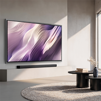 Perspektivvy av en väggmonterad Samsung OLED‑TV som visar mjuka abstrakta bilder i ett ljust, minimalistiskt vardagsrum.