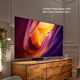 Elegant TV med livfull abstrakt bild, träkonsol och text som betonar en prydlig installation med Slim One Connect Box.