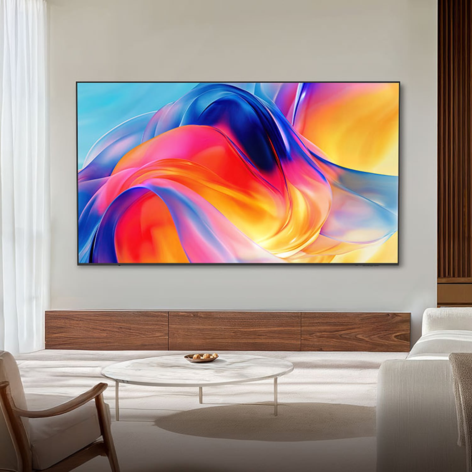 Samsung M70H‑TV monterad på väggen i ett modernt vardagsrum som visar en livfull abstrakt scen.