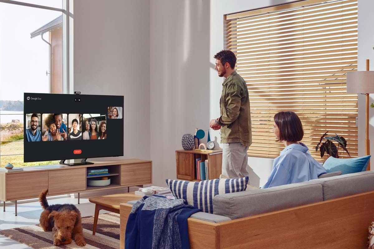 Crystal UHD TV AU9000 med Google Duo visar ett gruppsamtal i vardagssrummet