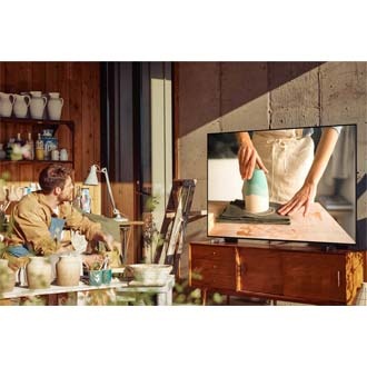 Crystal UHD AU8000 visar bild med Dynamic Crystal Color i vardagsrummet