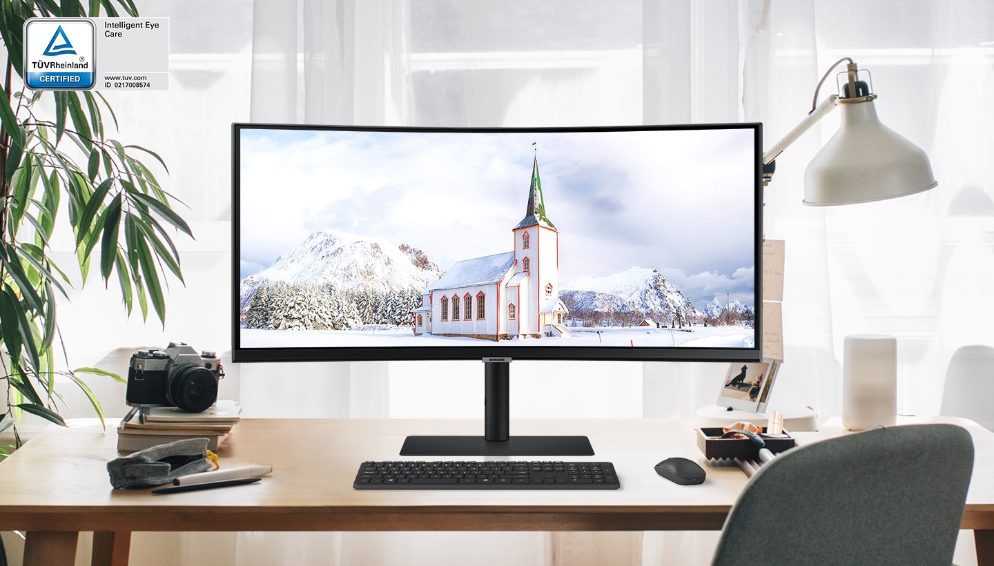 The screen of the S65UA monitor on the desk is automatically adjusted in brightness as the room darkens.