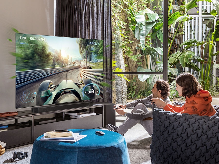 Два друзі насолоджуються захоплюючим ігровим процесом із Samsung Soundbar Game Mode Pro.