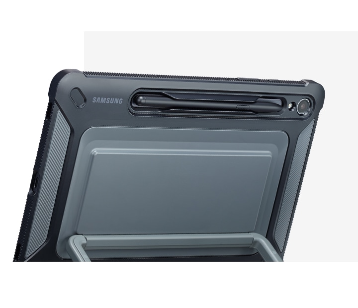 Mặt sau của Galaxy Tab S9 được bao phủ bởi Vỏ ngoài, được chống đỡ bằng chân đế và hiển thị giá đỡ S Pen.