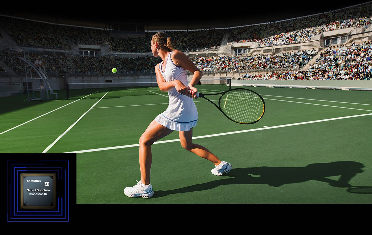 Ženska igra tenis pred veliko množico. Nevralni kvantni procesor 4K obdela številne prikazane predmete in izboljša celotno sceno. Nevralni kvantni procesor 4K je prikazan v spodnjem levem kotu.