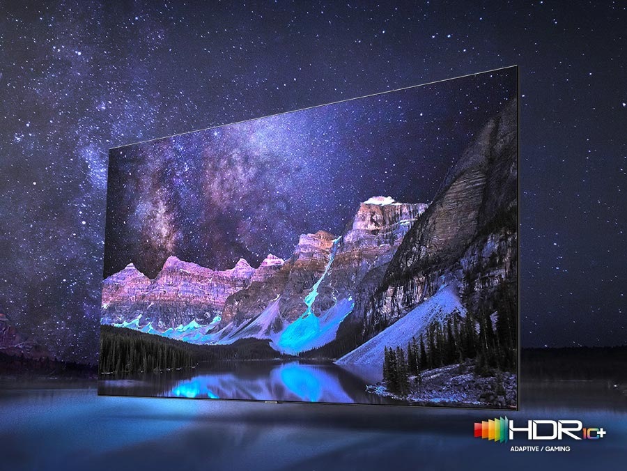 Neo QLED TV prikazuje gore in zvezdnato noč. Prizor po uporabi tehnologije HDR 10+ ADAPTIVE/GAMING je veliko svetlejši in ostrejši od različice SDR.