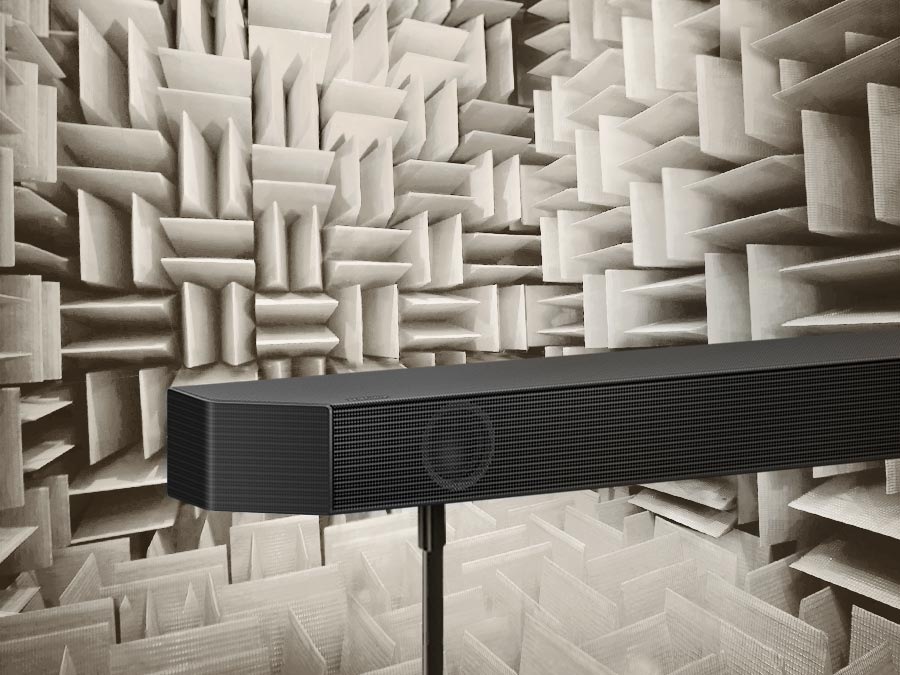 Bližnji posnetek zvočnika Samsung Soundbar v brezehoični komori, ki se uporablja za preizkušanje vsakega vidika zvočnika Soundbar.