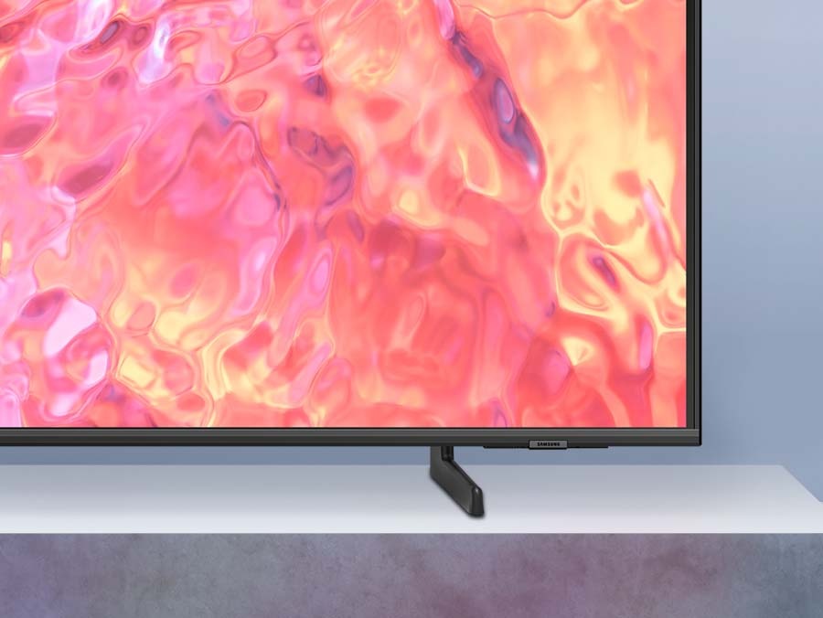 QLED TV je nameščen na nastavljivem stojalu.